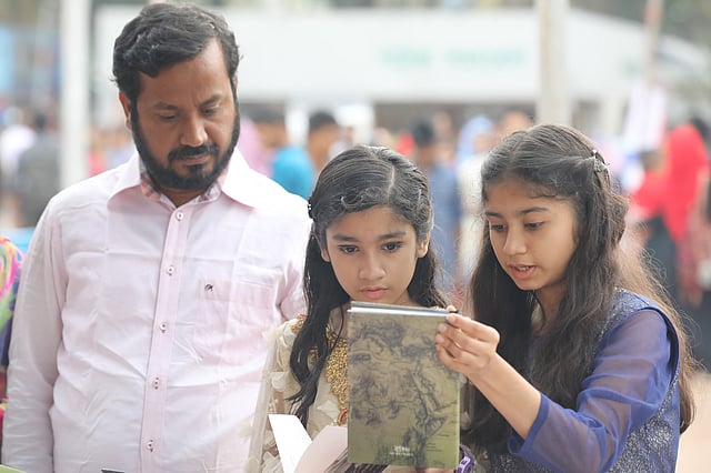 পছন্দের বই খুঁজছেন দুই বোন।