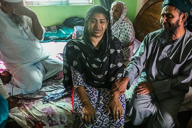 চকবাজার এলাকায় ভয়াবহ অগ্নিকাণ্ডের ঘটনায় এখনো খোঁজ মেলেনি অনেকের। সে তালিকায় আছেন দুই বান্ধবী গার্হস্থ্য অর্থনীতি কলেজের তৃতীয় বর্ষের শিক্ষার্থী ফাতেমাতুজ জোহরা বৃষ্টি ও বিইউপির এলএলবির দ্বিতীয় বর্ষের রেহনুমা তারান্নুম দোলাও। বৃষ্টির মা শামসুন্নাহার মোবাইলে মেয়ের ছবির দিকে এখনো তাকিয়ে কান্নায় ভেঙে পড়েন। পোস্তা, ২৬ ফেব্রুয়ারি। ছবি: দীপু মালাকার