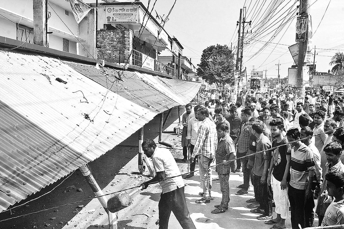 কাটাখালি বাজার এলাকায় সওজ গতকাল উচ্ছেদ অভিযান চালায়। বেলা ১১টার সময় সড়কের দুই পাশে অবৈধ স্থাপনা ভাঙার সময়। ছবি: প্রথম আলো