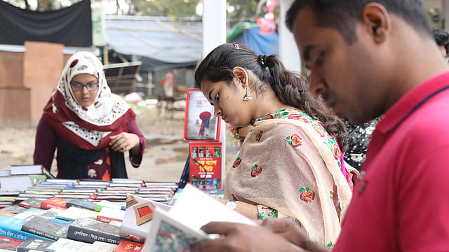 পাঠকেরা বিভিন্ন স্টল ঘুরে পছন্দের বই খুঁজছেন।