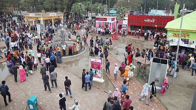 বেলা তিনটা থেকেই মেলায় পাঠক সমাগম বেশি ছিল।