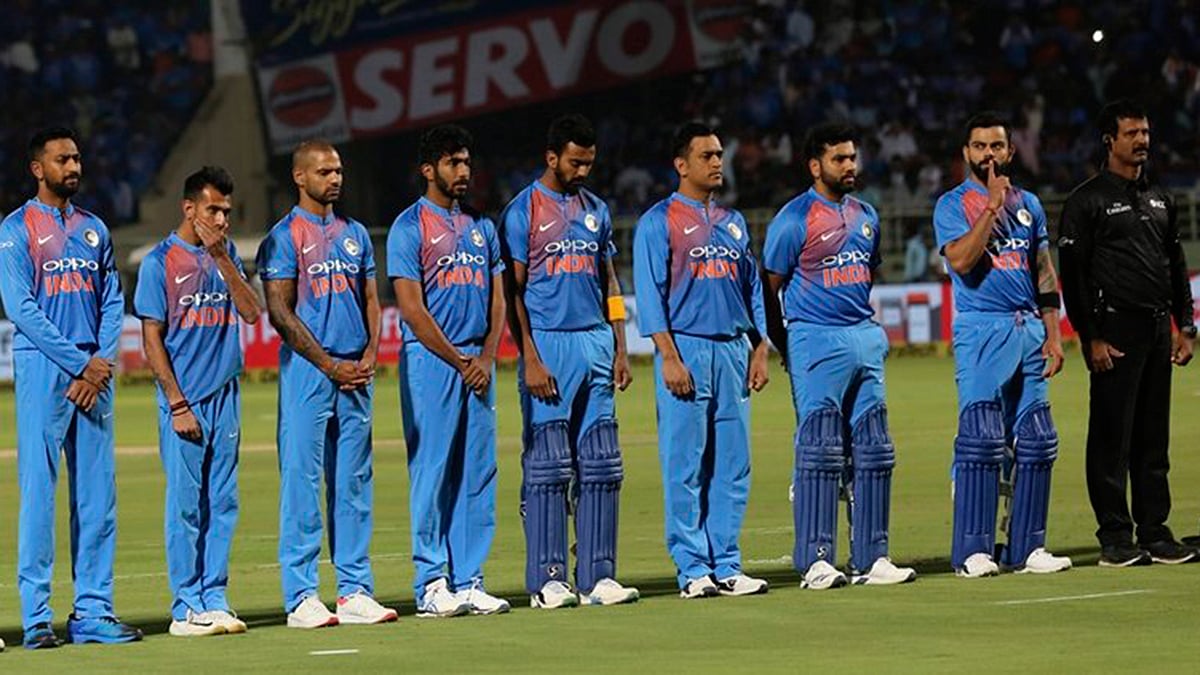 মুখে আঙুল দিয়ে দর্শকদের চুপ করার ইশারা করছেন কোহলি। ছবি: টুইটার