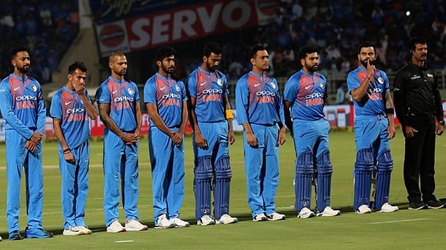 মুখে আঙুল দিয়ে দর্শকদের চুপ করার ইশারা করছেন কোহলি। ছবি: টুইটার