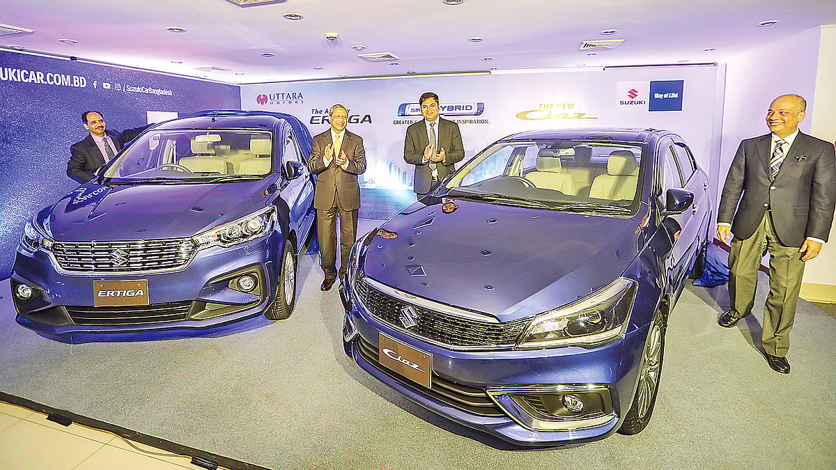 সুজুকি ব্র্যান্ডের নতুন দুটি গাড়ি বাংলাদেশের বাজারে এনেছে উত্তরা মোটরস। সুজুকি সিয়াজ ও আরটিগো নামের এ দুটি গাড়ি পরিবেশবান্ধব। গতকাল গাড়ি দুটির বাজারজাত কার্যক্রমের উদ্বোধন করা হয়। রাজধানীর তেজগাঁওয়ের উত্তরা সেন্টারে।  ছবি: প্রথম আলো