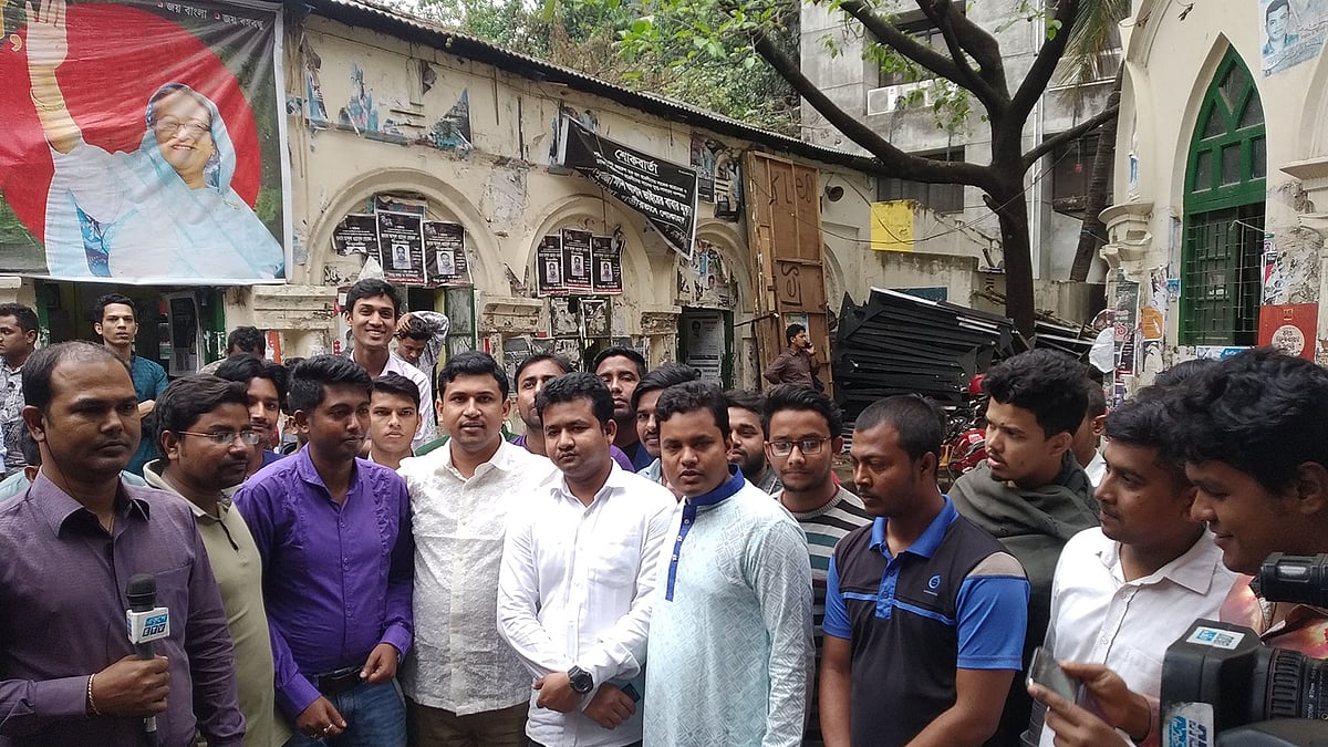 সমঝোতার পর মধুর ক্যানটিনের সামনে ছাত্রলীগের দুই পক্ষের নেতা-কর্মীরা। ছবি: প্রথম আলো