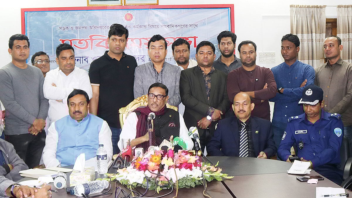 ফেনী সার্কিট হাউসে স্থানীয় সাংবাদিকদের সঙ্গে মতবিনিময় করেন ওবায়দুল কাদের। ছবি: প্রথম আলো