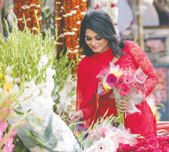 বসন্তের ফুলে ছেঁয়ে গেেছ চারদিক। মডেল: জান্নাত, ছবি: কবির হোসেন