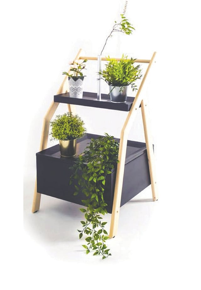 বনানীর ১১ নম্বরের আসবাবের দোকান বহু এনেছে নতুন ধরনের কিছু আসবাবপত্র। এরই একটি চমৎকার নকশার এই স্টো, যা ঘরের এক কোণে রেখে সাজাতে পারেন গাছপালা দিয়ে। আবার দরকারি ও প্রয়োজনীয় জিনিসপত্র গুছিয়ে রাখতেও ব্যবহার করা যাবে এই স্টো। দাম ৬ হাজার ৭৫০ টাকা।