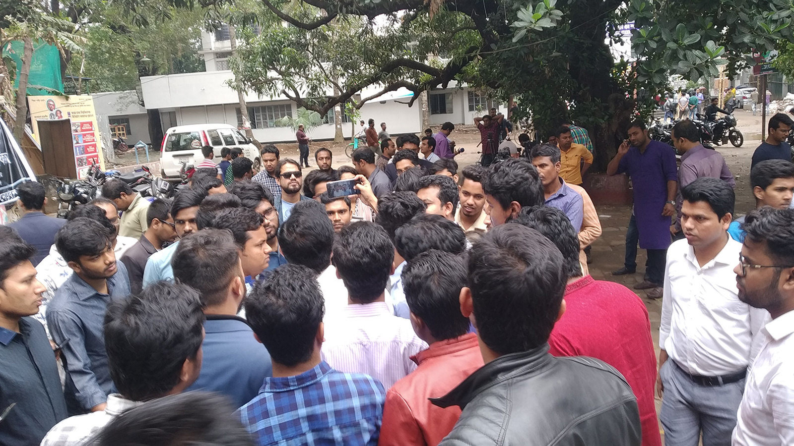 ছাত্রলীগের দুই পক্ষের নেতা-কর্মীরা সেলফি তোলেন। ছবি: প্রথম আলো