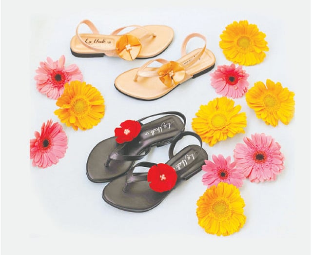 বসন্তের এই মৌসুমে পরার উপযোগী নতুন ফুলের নকশা করা স্যান্ডেল বাজারে এনেছে লা মোড। নিচের অংশে সমতল এই স্যান্ডেলের ওপরে বসানো হয়েছে সাটিনে তৈরি ফুল। দাম ৭৫০ টাকা।