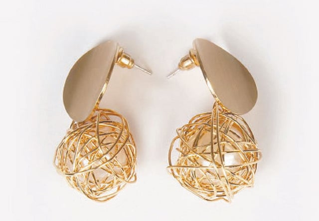 বসন্তের সংগ্রহ হিসেবে তারে প্যাঁচানো নতুন কানের দুল পাওয়া যাচ্ছে ফ্যাশন হাউস লা রিভে। সোনালি রঙের এই দুলের দাম পড়বে ৩৯০ টাকা।