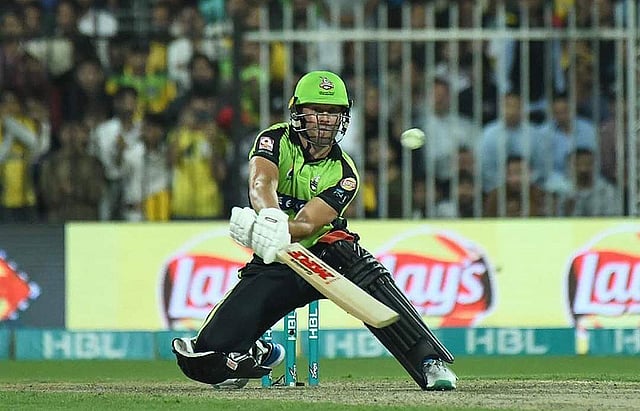 বিসিসিআই নিয়মটি চালু করলে বিপদে পড়তেন ডি ভিলিয়ার্সের মতো ক্রিকেটারেরা। ছবি: টুইটার