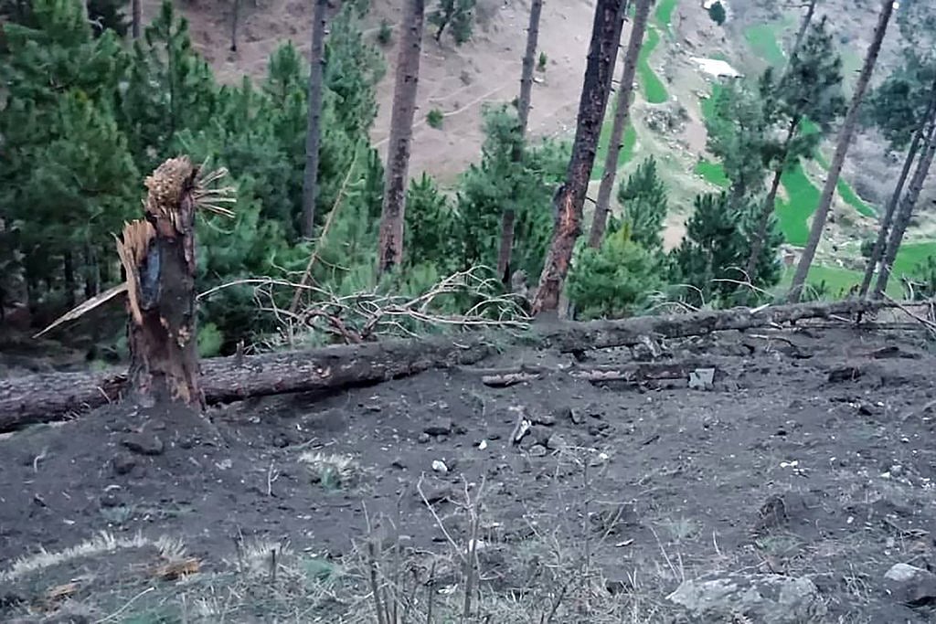 ভারতীয় বিমানবাহিনী বলছে, তাদের ১২টি মিরেজ ২০০০ জেট বিমান এ হামলায় অংশ নেয় এবং ১ হাজার কেজি বোমা বর্ষণ করে পাকিস্তানের অনেক স্থাপনা গুঁড়িয়ে দিয়েছে। ছবি: এএফপি