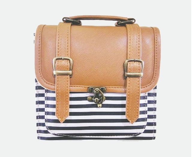 চারকোণা আকারের ক্রসবডি ব্যাগ এনেছে ফ্যাশন হাউস আইকনিক ফ্যাশন গ্যারেজ। হালকা–পাতলা প্রয়োজনীয় জিনিসপত্র এই ব্যাগে ভরে বাইরে যেতে পারবেন। দাম ২ হাজার ১৯০ টাকা।