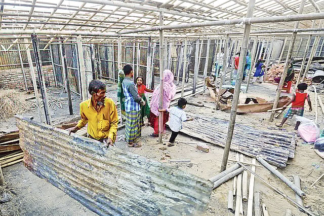 ভেড়ামার্কেট এলাকায় পোড়া ভিটায় আবার ঘর তৈরি করতে শুরু করেছে লোকজন। গতকাল বিকেল চারটায় নগরের বাকলিয়া এলাকায়।  সৌরভ দাশ