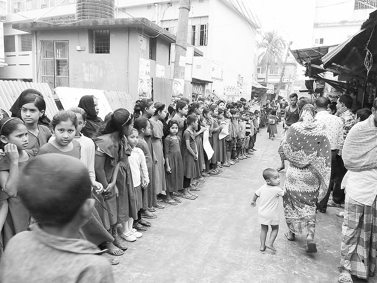 কিশোরগঞ্জের ভৈরবে সড়কের ওপর থেকে দোকানপাট সরিয়ে নেওয়ার দাবিতে গতকাল মানববন্ধন করা হয়। প্রথম আলো
