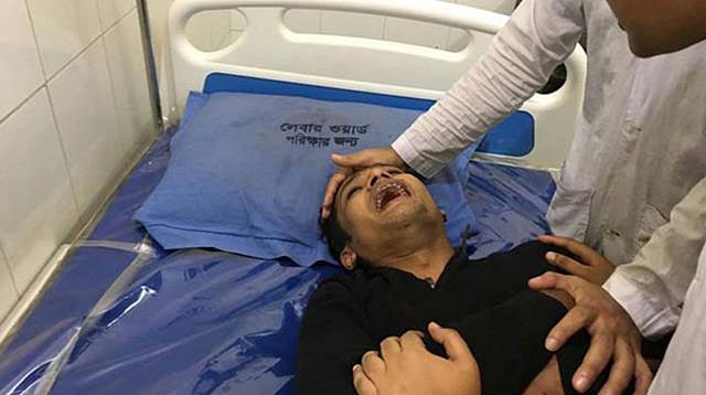 দুর্ঘটনার পর হাসপাতালের বিছানায় সব হারানোর শোকে ভেঙে পড়েছেন সোহেল। সংগৃহীত ছবি