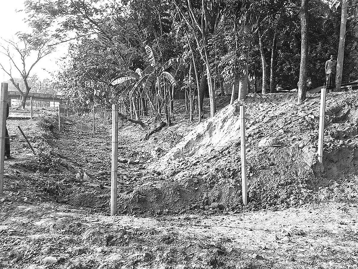 চরঈশ্বরদিয়া গ্রামে খাল ভরাট করে বাড়ি নির্মাণ করা হচ্ছে। সম্প্রতি তোলা ছবি। প্রথম আলো