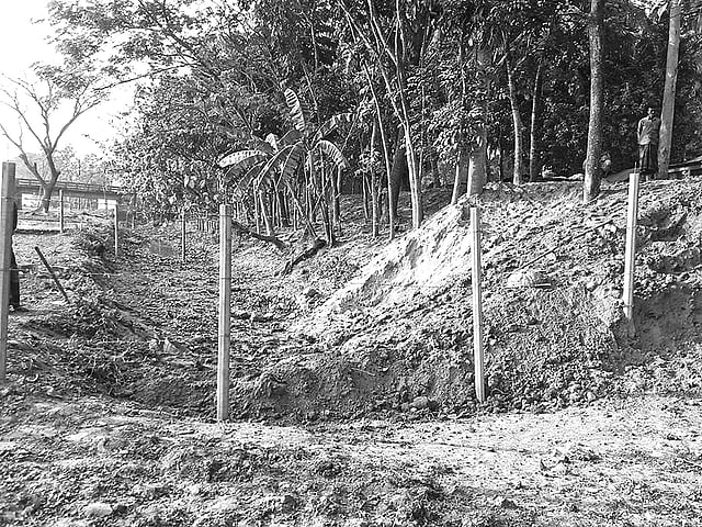 চরঈশ্বরদিয়া গ্রামে খাল ভরাট করে বাড়ি নির্মাণ করা হচ্ছে। সম্প্রতি তোলা ছবি।  প্রথম আলো