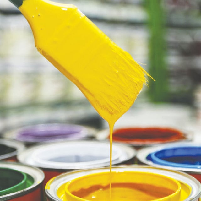 দেয়াল রাঙানোর জন্য আছে নানা রকমের রং। ছবি: নকশা