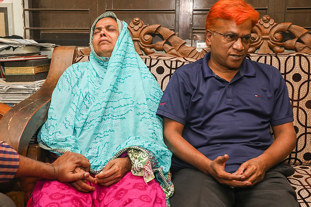 নিখোঁজ দোলার বাবা দুলালুর রহমান ও মা সুফিয়া রহমানের আহাজারি । চকবাজার এলাকায় ভয়াবহ অগ্নিকাণ্ডের ঘটনায় এখনো খোঁজ মেলেনি অনেকের। সে তালিকায় আছেন দুই বান্ধবী গার্হস্থ্য অর্থনীতি কলেজের তৃতীয় বর্ষের শিক্ষার্থী ফাতেমাতুজ জোহরা বৃষ্টি ও বিইউপির এলএলবির দ্বিতীয় বর্ষের রেহনুমা তারান্নুম দোলাও। লালবাগ, ২৬ ফেব্রুয়ারি। ছবি: দীপু মালাকার