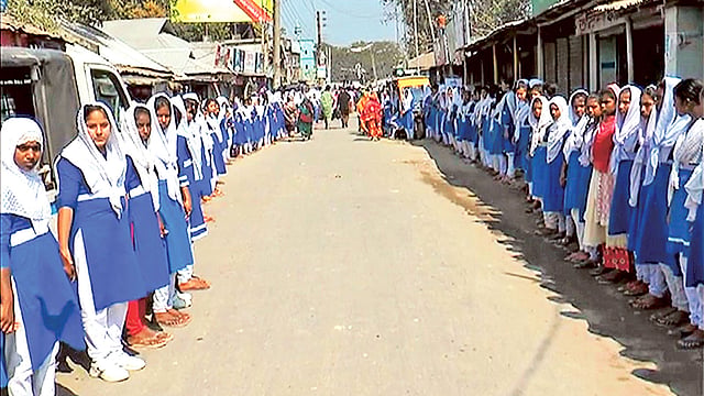 স্কুলছাত্রী শ্রাবন্তী রানীকে (১৬) আত্মহত্যায় প্ররোচনা দেওয়ার অভিযোগে জড়িত ব্যক্তিদের বিচারের দাবিতে গতকাল গোবিন্দগঞ্জের লক্ষ্মীপুর বাজারে  মানববন্ধন করে এলাকাবাসী । প্রথম আলো