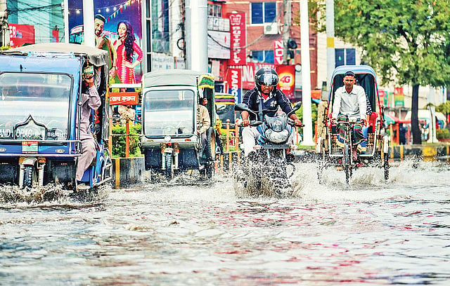 লঘুচাপের ফলে প্রায় সারা দিন বৃষ্টি। কাজের জন্য বের হয়ে দুর্ভোগে পড়েছে মানুষ। গতকাল খুলনার কেডিএ অ্যাভিনিউয়ের শেখপাড়ায়।   প্রথম আলো