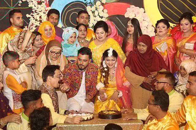 গায়েহলুদ অনুষ্ঠানে আত্মীয়স্বজনদের সঙ্গে সিয়াম আহমেদ ও অবন্তী। ছবি: দীপু মালাকার