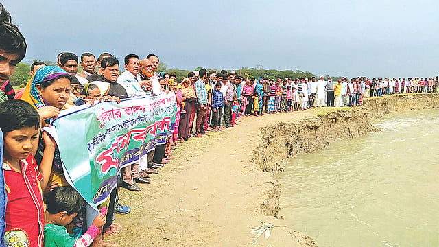 পটুয়াখালীর বাউফল উপজেলার তেঁতুলিয়া নদীর ভাঙন রোধে স্থানীয়রা গতকাল মানববন্ধন করেন।