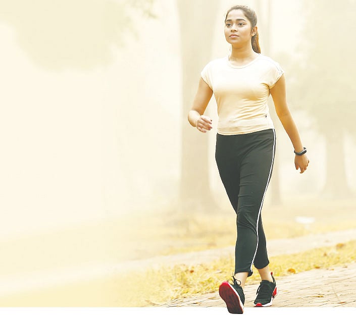 ভোরের সতেজ বাতাসে সুস্থ থাকতে হাঁটতে পারেন। মডেল: আনান, ছবি: সুমন ইউসুফ