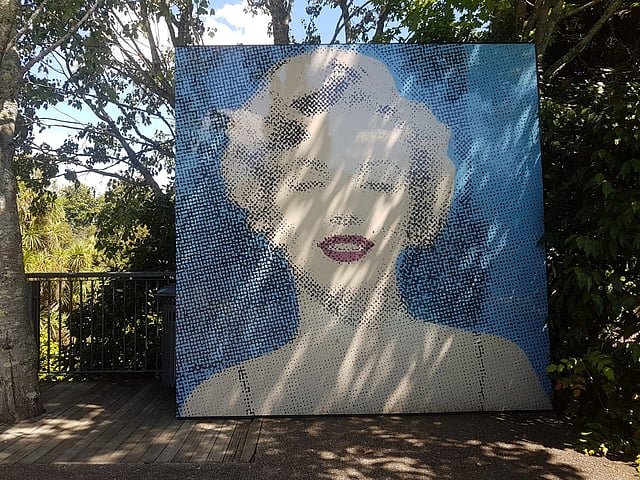 হ্যামিল্টন গার্ডেনসে মেরিলিন মনরোর পোট্রেট । ছবি: লেখক