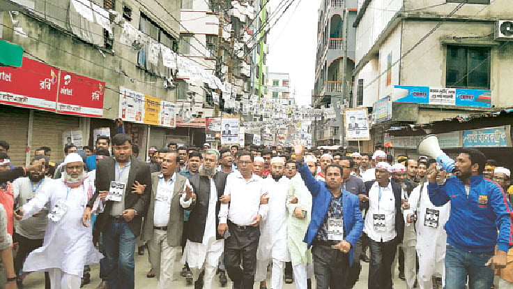 কাউন্সিলর প্রার্থী আকাশ কুমার ভৌমিকের নির্বাচনী প্রচারণা। গতকাল ঢাকা দক্ষিণ সিটি করপোরেশনের ৫৯ নম্বর ওয়ার্ডের মিরাজনগর এলাকায়। ছবি: প্রথম আলো