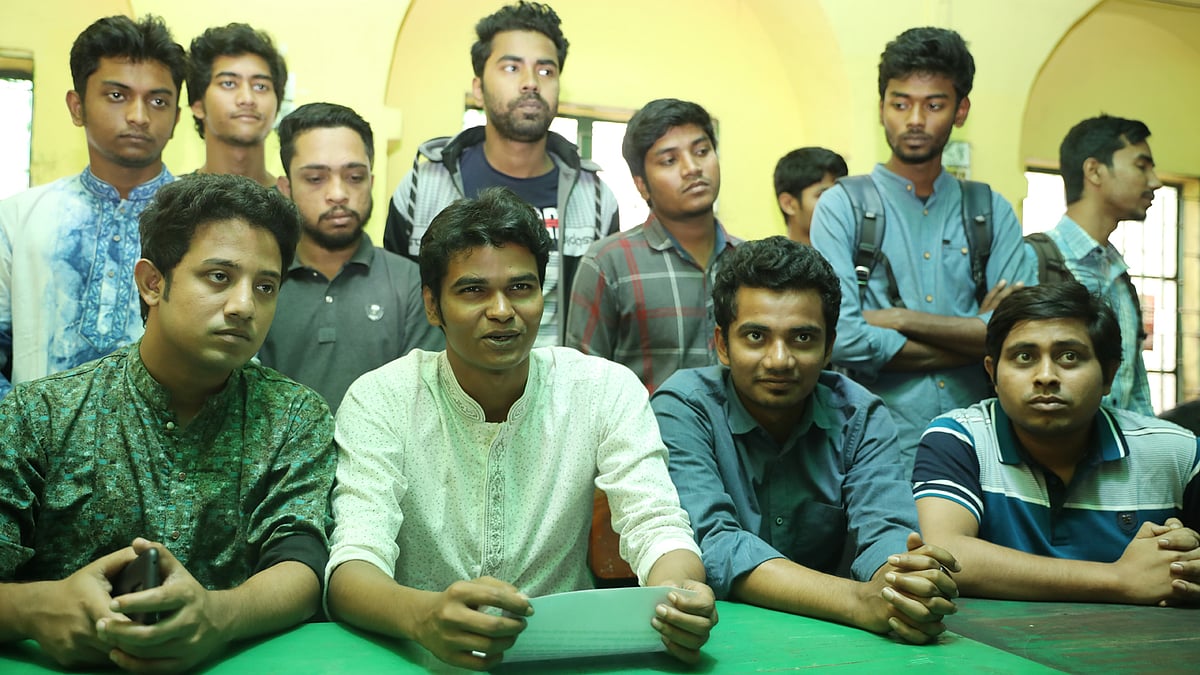 নির্বাচনে জিএস পদে এককভাবে লড়ছেন সাংবাদিক সমিতির দুবারের সভাপতি এ. আর. এম আসিফুর রহমান। মধুর ক্যান্টিনে তিনি সংবাদ সম্মেলন করেন।