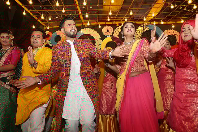 বন্ধু শবনম ফারিয়া আর টয়ার সঙ্গে মঞ্চে নেচেছেন সিয়াম আহমেদ। ছবি: দীপু মালাকার