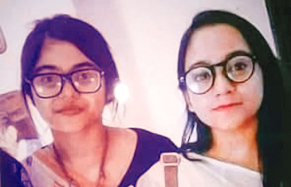 দুই বন্ধু বৃষ্টি (বাঁয়ে) ও দোলা। ছবি: সংগৃহীত