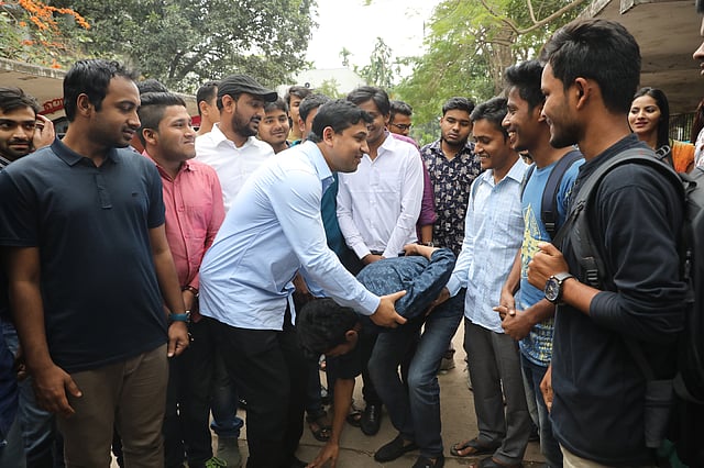 ছাত্রলীগের প্যানেল ভিপি প্রার্থী রেজওয়ানুল হক শোভনকে সালাম করছেন এক ভোটার।