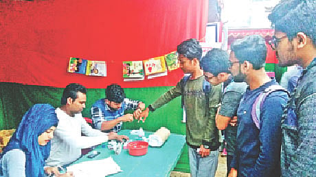 ব্রাহ্মণবাড়িয়ায় একুশের বইমেলায় বন্ধুসভার উদ্যোগে চলছে বিনা মূল্যে রক্তের গ্রুপ নির্ণয়। গতকাল প্রথম আলো ও বন্ধুসভার স্টলে। ছবি: প্রথম আলো