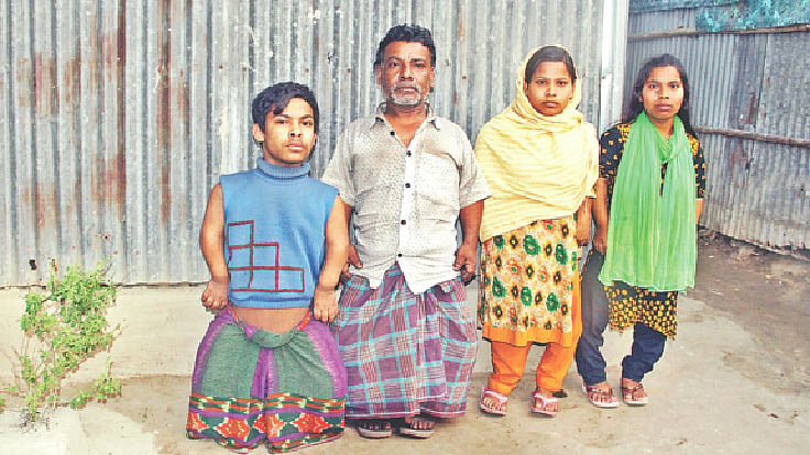 মনোরঞ্জন দাস ও তাঁর তিন সন্তান। ছবিটি শনিবার বিকেলে তোলা। প্রথম আলো