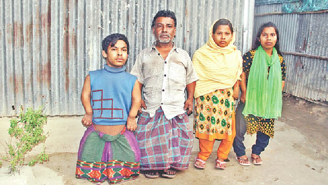 মনোরঞ্জন দাস ও তাঁর তিন সন্তান। ছবিটি শনিবার বিকেলে তোলা।  প্রথম আলো