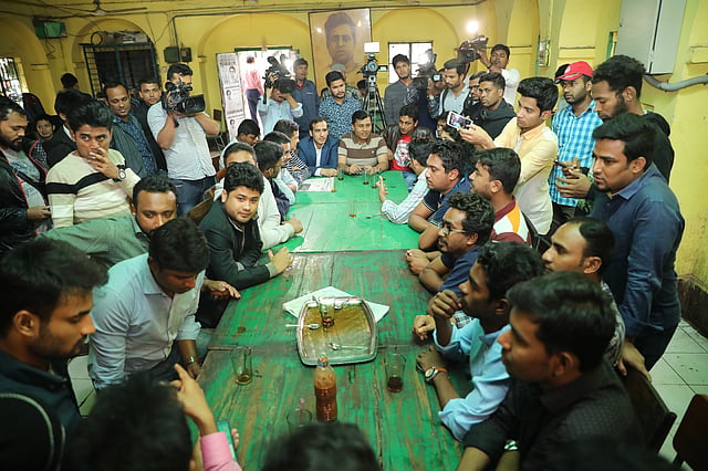 জাতীয়তাবাদী ছাত্রদলের কেন্দ্রীয় সাধারণ সম্পাদক আকরামুল হাসানের সঙ্গে সভা করছেন ঢাকা বিশ্ববিদ্যালয় ছাত্রদলের কর্মীরা।