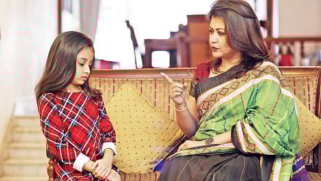 বকা না দিয়ে সন্তানকে পরিস্থিতি বুঝিয়ে বলা উচতি। মডেল: মিতা ও জারা। ছবি: অধুনা