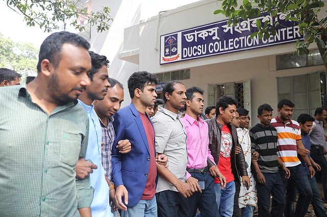ডাকসু নির্বাচনে বাংলাদেশ জাতীয়তাবাদী ছাত্রদলের প্রার্থী মোস্তাফিজ ও আনিস নেতাকর্মীদের নিয়ে ক্যাম্পাসে গণসংযোগ করছেন।