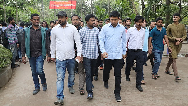 কর্মীদের নিয়ে গণসংযোগে বের হয়েছেন ছাত্রলীগের প্যানেল ভিপি প্রার্থী রেজওয়ানুল হক শোভন।