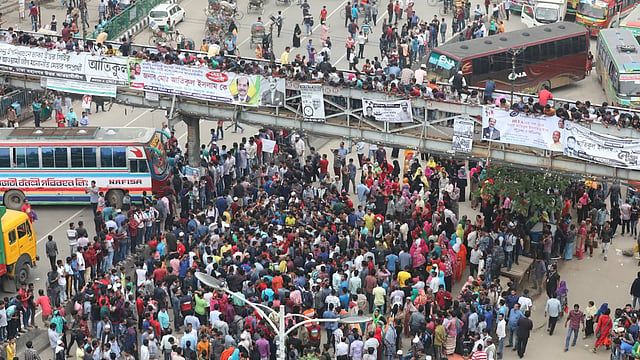 রাজধানীর উত্তরা এলাকায় শিশু রিফাত হত্যার বিচারের দাবিতে সড়কে নেমে বিক্ষোভ করেন এলাকাবাসী। উত্তরা, ঢাকা, ২৭ ফেব্রুয়ারি। ছবি: তানভীর আহাম্মেদ