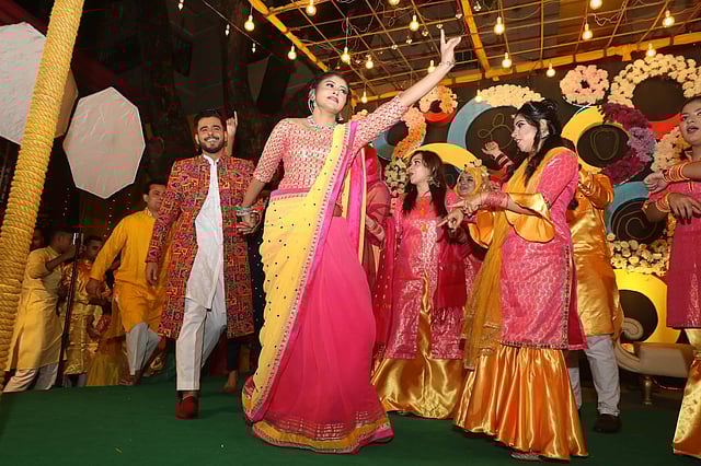 গায়েহলুদ অনুষ্ঠানে সিয়াম আহমেদের সঙ্গে নেচেছেন অনেকেই। ছবি: দীপু মালাকার