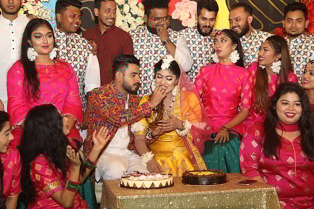 গায়েহলুদ অনুষ্ঠানে অবন্তীকে মিষ্টি খাওয়ান সিয়াম আহমেদ। ছবি: দীপু মালাকার