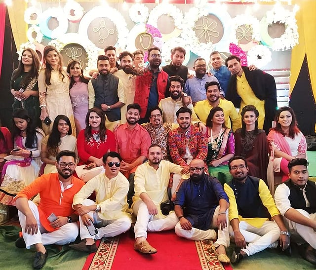 বন্ধুদের সঙ্গে সিয়াম আহমেদ। ছবি: দীপু মালাকার