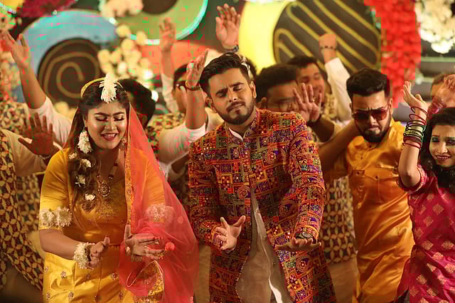 বন্ধুদের সঙ্গে নেচেছেন সিয়াম আহমেদ। ছবি: দীপু মালাকার