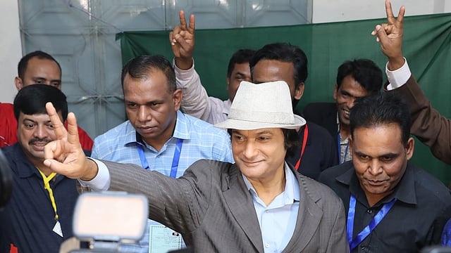 মানারাত ঢাকা ইন্টারন্যাশনাল স্কুল অ্যান্ড কলেজে দুপুর ১২টা ২০ মিনিটে ভোট দিয়েছেন জাতীয় পার্টি–সমর্থিত মেয়র প্রার্থী শাফিন আহমেদ। গুলশান–২, ঢাকা, ২৮ ফেব্রুয়ারি। ছবি: আবদুস সালাম