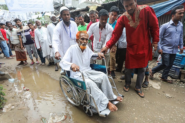 হুইলচেয়ারে করে ভোট দিলেন পক্ষাঘাতগ্রস্ত আবু তাহের। নতুন ৪৮ নং ওয়ার্ড, শিলনপাড়া, বড়ুয়া, খিলক্ষেত, ২৮ ফেব্রুয়ারি। ছবি: দীপু মালাকার